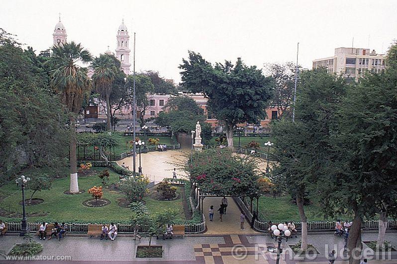 Square, Piura